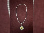 بھارت؛ کروڑوں روپے مالیت کا ہیروں کا ہار اسمگل کرنے والا رنگے ہاتھوں گرفتار 