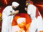 دلجیت دوسانجھ کا جے پور کنسرٹ میں مارواڑی مداح کے ساتھ اسٹیج پر بھنگڑا