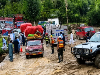 دیر بالا: طوفانی بارشوں سے تباہی، مرکزی شاہراہ بند، پل بہہ گیا، سیاح اور مسافر پھنس گئے