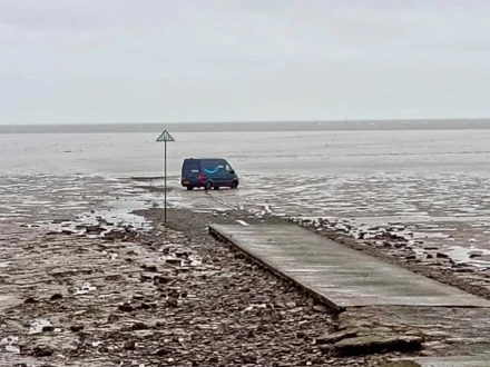 برطانیہ: جی پی ایس سے رہنمائی نے گاڑی دلدل میں پھنسا دی
