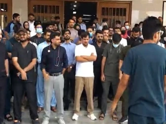 کراچی؛ جناح اسپتال میں 3 ماہ سے تنخواہیں نہ ملنے پر ینگ ڈاکٹرز کا احتجاج