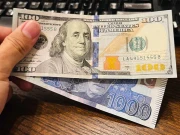 انٹربینک اور اوپن دونوں مارکیٹس میں ڈالر کی قدر میں کمی آئی—فوٹو: فائل