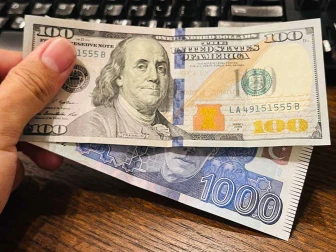 انٹربینک اور اوپن دونوں مارکیٹس میں ڈالر کی قدر میں کمی آئی—فوٹو: فائل