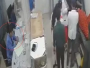 بھارت میں بے حس ڈاکٹر موبائل پر ویڈیوز دیکھتا رہا، 60 سالہ خاتون تڑپ تڑپ کر مرگئیں