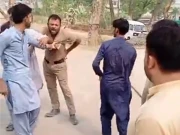 موٹروے پولیس اہلکار پر ڈمپر ڈرائیورز کا تشدد، 4 گرفتار، ویڈیو بھی سامنے آگئی