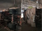 گلشن اقبال میں تیز رفتار ڈمپر الٹ گیا، شہری معجزانہ طور پر محفوظ، مشتعل افراد کا کلینر پر تشدد