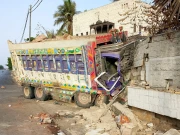 کراچی؛ ڈیفنس میں ڈمپر ڈرائیور سے بےقابو ہوکر دیوار توڑ کر بنگلے میں جا گھسا