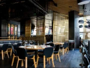 چینی ریسٹورنٹ میں پیشاب آنے پر ماں نے بچے کو گلاس میں پیشاب کروادیا