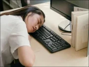 کم تنخواہ پر دلچسپ احتجاج، ملازمہ دفتر میں سوگئی، باس کی چاکلیٹ بھی کھالی