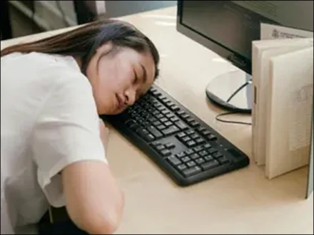 کم تنخواہ کے غصے میں دلچسپ احتجاج، ملازمہ دفتر میں سو گئی، باس کی چاکلیٹ بھی کھالی