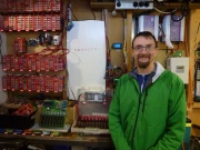 نہ لوڈ شیڈنگ نہ بِل، لیپ ٹاپ بیٹریوں سے اپنے گھر کو بجلی فراہم کرنے والا شخص