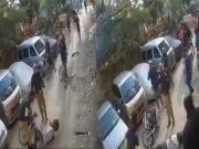 کراچی؛ پستول پھینک کر ڈاکو معافی مانگتا رہا، پولیس نے گولیاں چلا دیں، ویڈیو وائرل