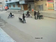 کراچی: بلدیہ ٹاؤن میں اسکول کے باہر نوجوان سے موٹر سائیکل چھیننے کی ویڈیو سامنے آگئی