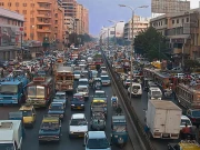 واجبات نہ ملنے پر کے ایم سی ملازمین سراپا احتجاج، ایم اے جناح روڈ بند کردی