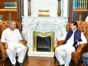 وزیر داخلہ محسن نقوی کی گورنر ہاؤس پشاور آمد پر گورنر فیصل کریم کنڈی سے ملاقات کا منظر (فوٹو : سرکاری میڈیا)