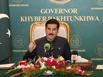 گورنر خیبرپختونخوا فیصل کریم کنڈی پریس کانفرنس کرتے ہوئے (فوٹو : ایکسپریس)