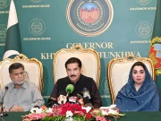 گورنر کے پی فیصل کریم کنڈی، مشیر اطلاعات و تعلقات عامہ ثمر ہارون بلور اور مشیر داخلہ کفایت اللہ خان کے ہمراہ پریس کانفرنس کرتے ہوئے (فوٹو: ایکسپریس)