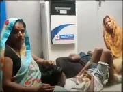 گرمی اور لوڈشیڈنگ کے ستائے خاندان نے اے ٹی ایم بوتھ میں ڈیرے ڈال لیے