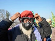 پولیس دہلی کیجانب احتجاجی مارچ کرنیوالے کسانوں پر ٹوٹ پڑی، آنسو گیس، واٹرکینن کا استعمال