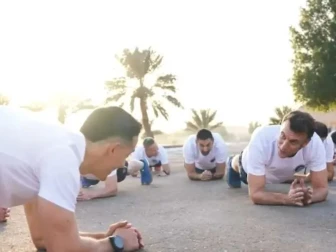 فرانسیسی صدر میکرون کی اپنے فوجیوں کے ساتھ فٹنس ورزشیں،  ویڈیو وائرل