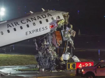 نیویارک ایئرپورٹ پر ہولناک حادثہ، طیارہ لینڈنگ کے دوران ٹرک سے ٹکرا گیا