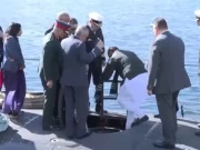 بھارتی وزیر دفاع معائنے کے دوران سب میرین میں پھنس گئے، ویڈیو وائرل