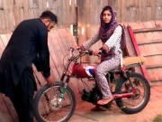 موت کے کنویں میں موٹر سائیکل چلانے والی با ہمت 14 سالہ فاطمہ وزیر اعلیٰ پنجاب سے ملاقات کی خواہاں