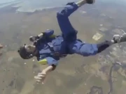 اسکائی ڈائیونگ کے دوران شہری کو دورہ پڑنے لگا، کس طرح انسٹرکٹر نے بچایا؟