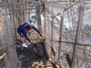 فرانسیسی سائیکل سوار نے ایفل ٹاور پر سائیکل چلا کر نیا ریکارڈ قائم کردیا