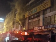 کراچی، گلاس ٹاور تین تلوار کلفٹن میں آتشزدگی، فائر بریگیڈ اور واٹر کارپوریشن کی مشترکہ کارروائی جاری