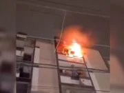 کراچی، گلشن اقبال میں رہائشی عمارت کی چوتھی منزل کے فلیٹ میں آگ بھڑک اٹھی