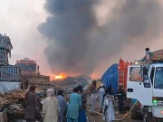 کراچی، ناردرن بائی پاس پر پلاسٹک کے گودام میں خوفناک آتشزدگی، شعلے آسمان سے باتیں کرنے لگے