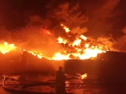 کراچی میں ایک ہی دن میں آتشزدگی کے تین بڑے واقعات، ٹائر کے گودام میں لگی آگ تاحال بے قابو