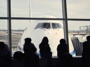 اسلام آباد سے دبئی جانے والی پرواز 7 گھنٹے تاخیر کا شکار، 200 مسافروں کا ائیرپورٹ پر دھرنا