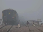 دھند؛ ٹرین اور فضائی آپریشنز شدید متاثر، پریشان مسافر احتجاج پر مجبور