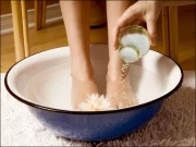 صرف 20 منٹ میں تھکن غائب! پیروں کو گرم پانی میں رکھنے کے حیرت انگیز فائدے