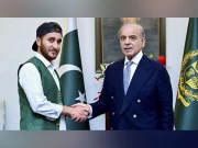 وزیراعظم کی فٹبال پلیئر محمد ریاض سے ملاقات، 25 لاکھ کا چیک دیا