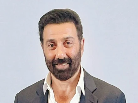 ”تم لڑو گے تو ہم بھی لڑیں گے!“: پاکستانیوں کی محبت پر سنی دیول کا کرارا جواب