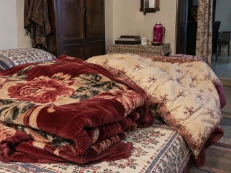 لحاف اور کمبل سے بو آرہی ہے؟ سردیوں میں استعمال سے پہلے یہ آسان طریقے آزمائیں