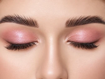 بھنویں ہلکی ہیں؟ انہیں گھنا کرنے کے لیے یہ آسان گھریلو طریقے آزمائیں
