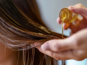 سردیوں میں بال لمبے اور گھنے کرنے کیلئے ناریل کا تیل بہتر ہے یا کیسٹر آئل؟
