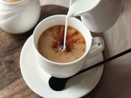 کیا خالی پیٹ چائے پینا واقعی صحت کے لیے نقصان دہ ہے؟ سچ جانیے