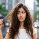 نمی کے موسم میں بال بے ترتیب اور روکھے کیوں ہو جاتے ہیں؟ ماہرین نے وجہ بتا دی