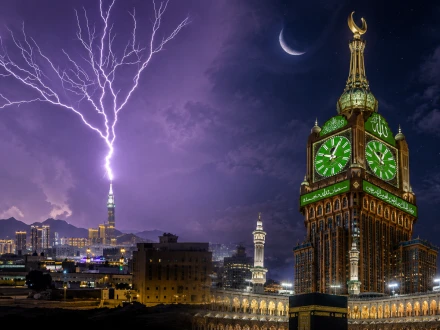 مکہ مکرمہ میں حیرت انگیز منظر، آسمانی بجلی کلاک ٹاور سے ٹکرا گئی