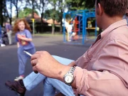 فرانس میں عوامی مقامات پر بچوں کے سامنے سگریٹ پینے پر پابندی؛ بھاری جرمانہ ہوگا 