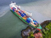 شہری صبح جاگنے پر اپنے صحن میں مال بردار جہاز دیکھ کر حیران رہ گیا