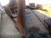 مال بردار ٹرین کی 13 بوگیاں جھمپیر کے قریب پٹڑی سے اتر گئیں، دونوں ٹریک بند