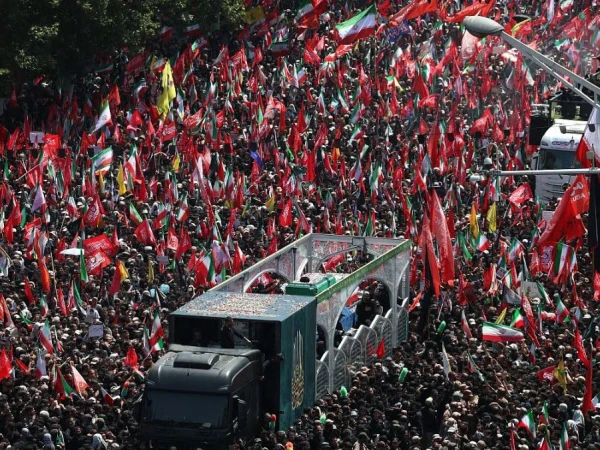 شہید سید علی خامنہ ای کی آخری رسومات، تہران میں تاریخی جنازہ جلوس کا آغاز ہوگیا