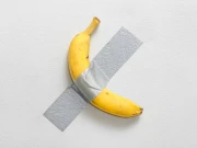 دیوار پر چپکا کیلا نیلامی کیلئے پیش