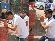 گیس بحران کی شدت: بھارت میں شہری نے سلنڈر کی پوجا کر ڈالی، ویڈیو وائرل